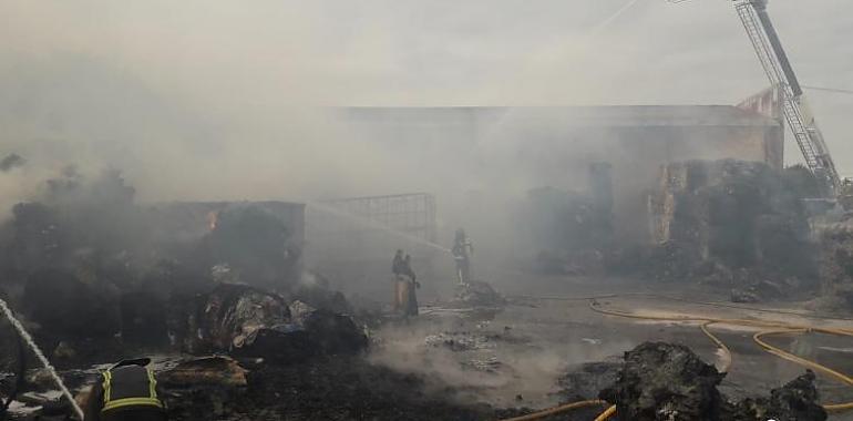 Equipos de bomberos logran controlar el incendio industrial en Fonciello de Llanera