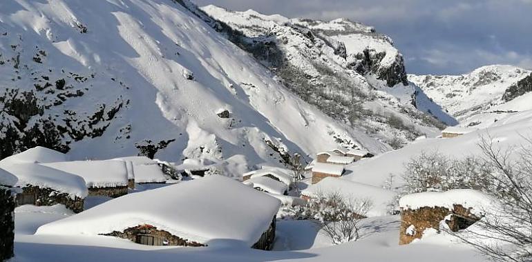 Rescatados entre la nieve y el hielo en Cabrales