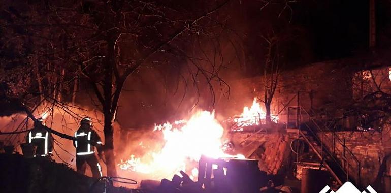 Tremendo incendio de leña en el exterior de una casa en Sorriego de SMRA