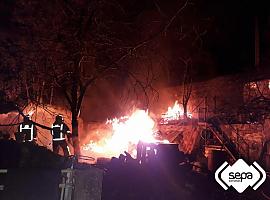 Tremendo incendio de leña en el exterior de una casa en Sorriego de SMRA