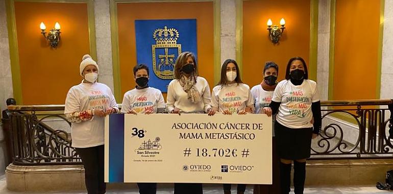 El Ayuntamiento de Oviedo entrega de los 18.000 euros de la recaudación de la San Silvestre a la asociación del cáncer de mama 