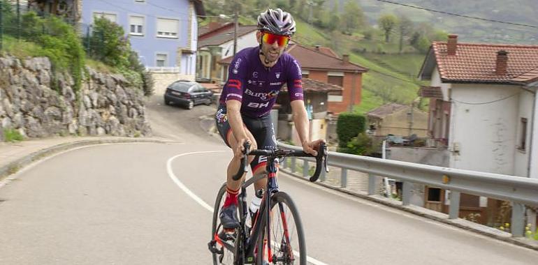 El ciclista asturiano del Burgos-BH Dani Navarro afronta su decimoctava temporada