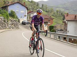 El ciclista asturiano del Burgos-BH Dani Navarro afronta su decimoctava temporada