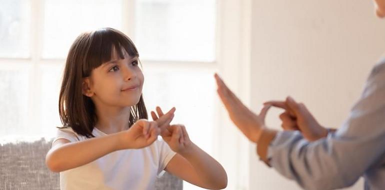 Las personas sordas reclaman recursos para la inclusión del lenguaje de signos en la educación