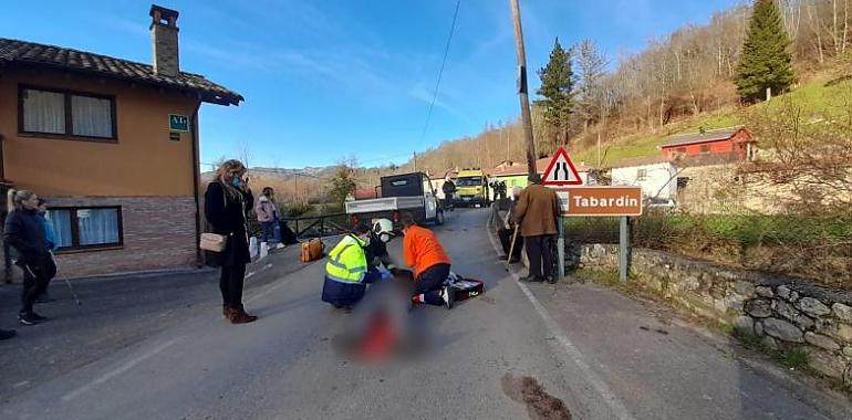 Herido tras salirse de la vía en Cangas de Onís