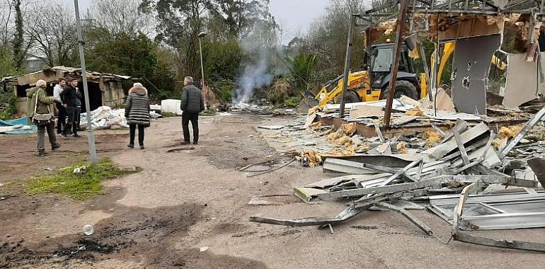 El Gobierno de Asturias culmina el derribo del poblado especial de La Junquera y las doce familias que habitaban los módulos prefabricados residen ahora en pisos normalizados   