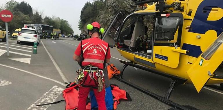 Varios heridos en el accidente de tráfico entre un turismo y un autobús cerca de Llanes en la tarde de ayer