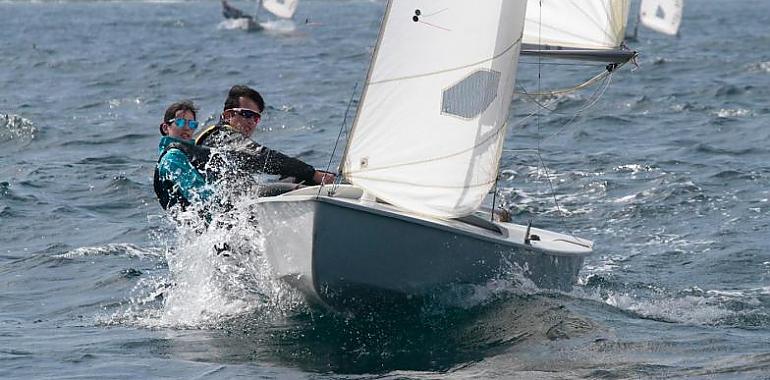 Viento moderado en la tercera jornada del Trofeo de Primavera de Snipe del Real Club Astur de Regatas