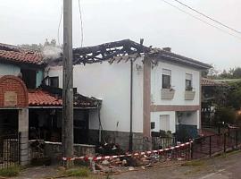 Incendio de madrugada en Piedrafita con dos casas calcinadas por completo