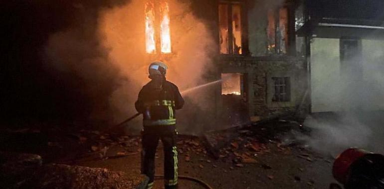 Incendio declarado en una vivienda en obras en Soto de Luiña, en Cudillero