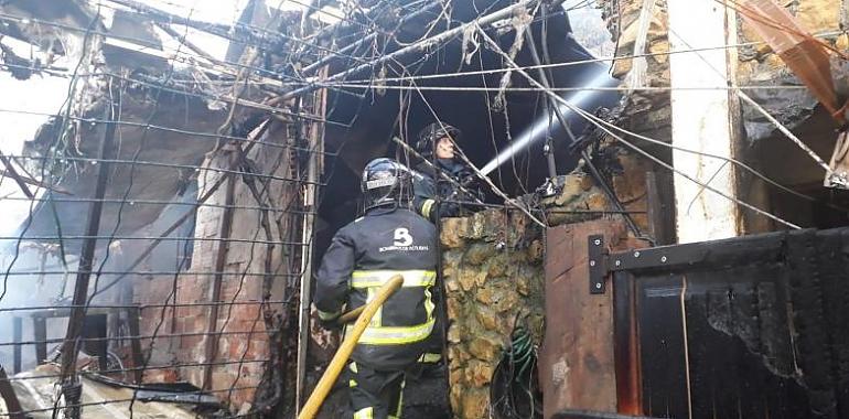 El fuego arrasa la parte superior de un inmueble en Siero esta pasada madrugada