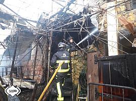 El fuego arrasa la parte superior de un inmueble en Siero esta pasada madrugada