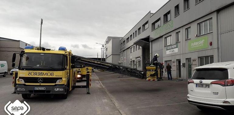 Sofocado incendio en una nave de productos de higiene en el Polígono de Asipo