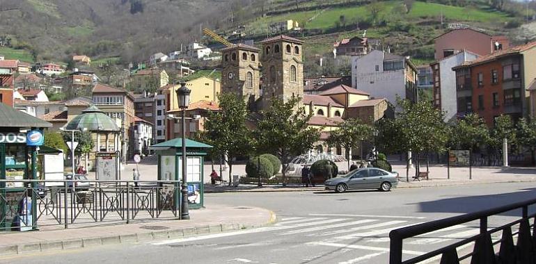 Herida de consideración tras colisión de dos coches a la entrada de Moreda