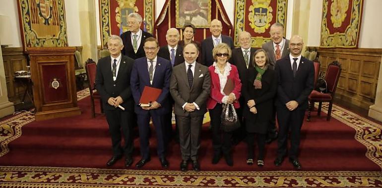 La Universidad de Oviedo ha entregado esta mañana sus medallas de oro