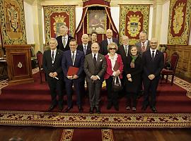 La Universidad de Oviedo ha entregado esta mañana sus medallas de oro