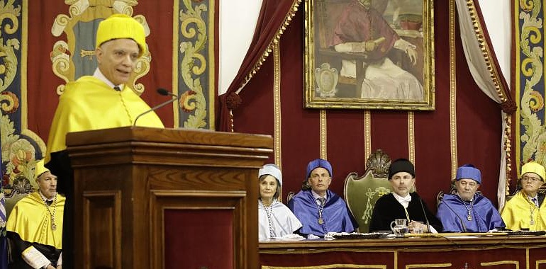 El Dr. Ricardo L. Carrau, referente mundial en cirugía endoscópica de base de cráneo, ha sido investidoDoctor Honoris Causa por la Universidad de Oviedo