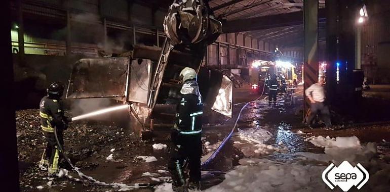 Incendio declarado en una nave de chatarra ubicada en el polígono de Logrezana, en Carreño esta pasada noche