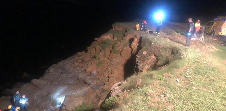 Herido tras caer esta madrugada en el acantilado de la playa de Verdicio en Gozón