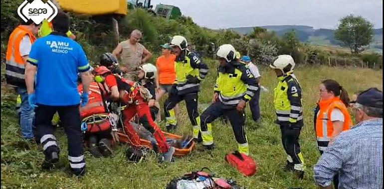 Herido en la tarde de ayer al volcar su tractor en Vilagrufe