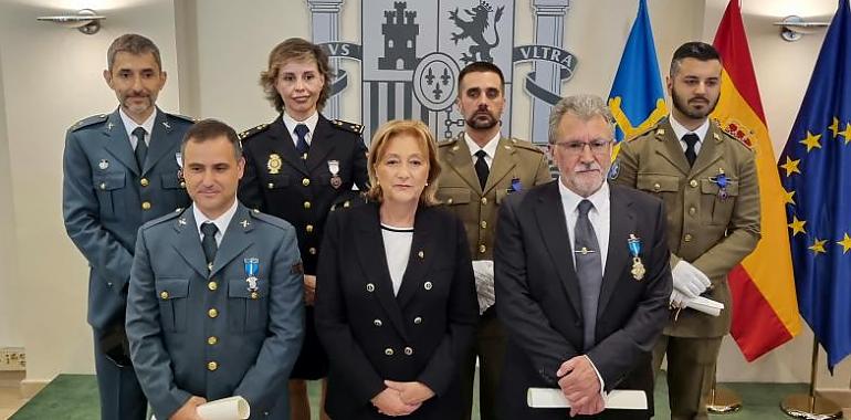 La delegada del Gobierno ha entregado hoy dos cruces de la Orden del Mérito Civil y cuatro medallas al Mérito en la Protección Civil 