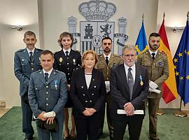 La delegada del Gobierno ha entregado hoy dos cruces de la Orden del Mérito Civil y cuatro medallas al Mérito en la Protección Civil 