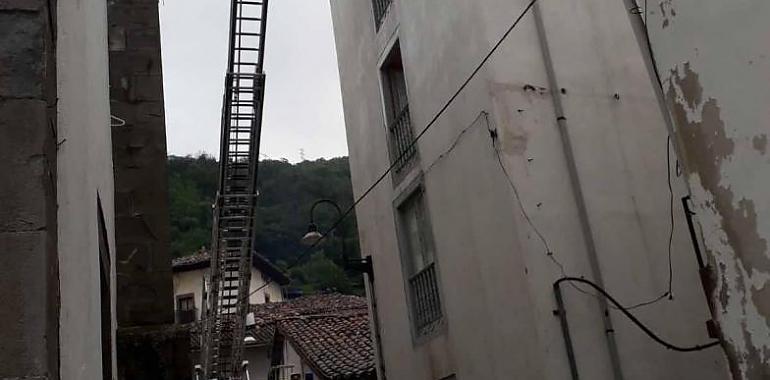 Incendio declarado en un edificio en la zona de Ambasaguas El Carmen en Cangas del Narcea