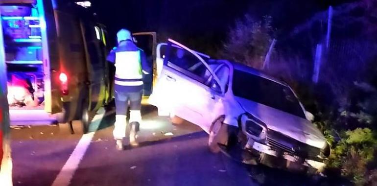 Dos heridas tras salirse su coche esta madrugada en la A-8 en sentido Santander a la altura de Cudillero