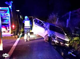 Dos heridas tras salirse su coche esta madrugada en la A-8 en sentido Santander a la altura de Cudillero