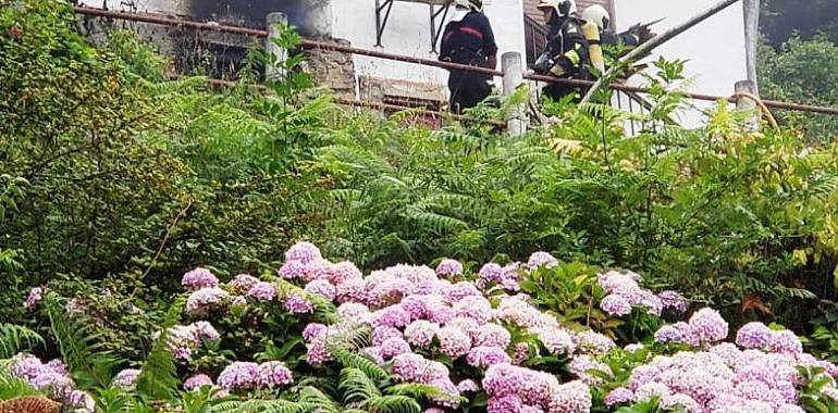 Incendio declarado en una vivienda deshabitada ubicada en la localidad de Oyanco, en Aller