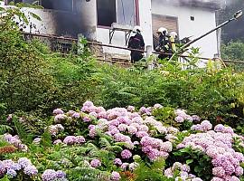 Incendio declarado en una vivienda deshabitada ubicada en la localidad de Oyanco, en Aller