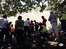 Herido de consideración tras salirse de la vía y caer por un desnivel de unos 100 metros en Belmonte de Miranda