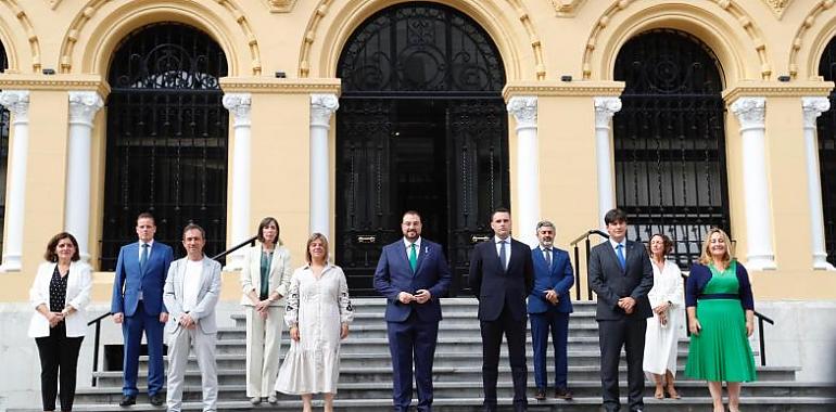 El nuevo Ejecutivo asturiano tomó ayer posesión de sus cargos