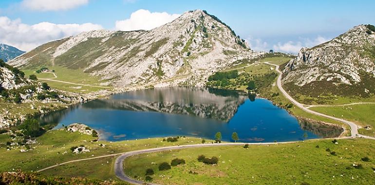 EL ACCESO A LOS LAGOS DE COVADONGA ,PROHIBIDO PARA VEHÍCULOS PARTICULARES DESDE MAÑANA