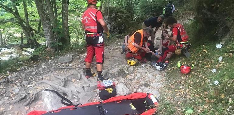 Rescate en la tarde de ayer de una mujer herida cuando realizaba la ruta de la Olla de San Vicente, en Cangas de Onís