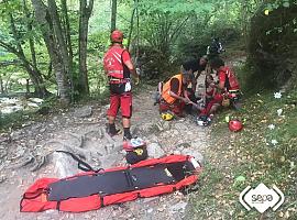 Rescate en la tarde de ayer de una mujer herida cuando realizaba la ruta de la Olla de San Vicente, en Cangas de Onís