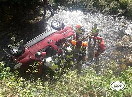 Herido tras salirse de la vía con el vehículo de conducía y caer al río en la tarde de ayer en Caso