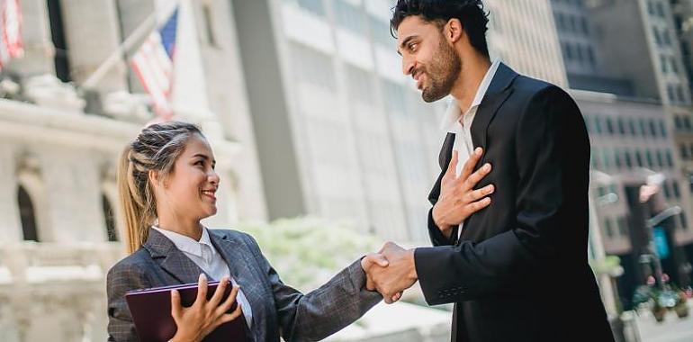 ¿Debería obligarse por ley a estrecharse la mano en cualquier saludo para evitar besos considerados como agresiones sexuales