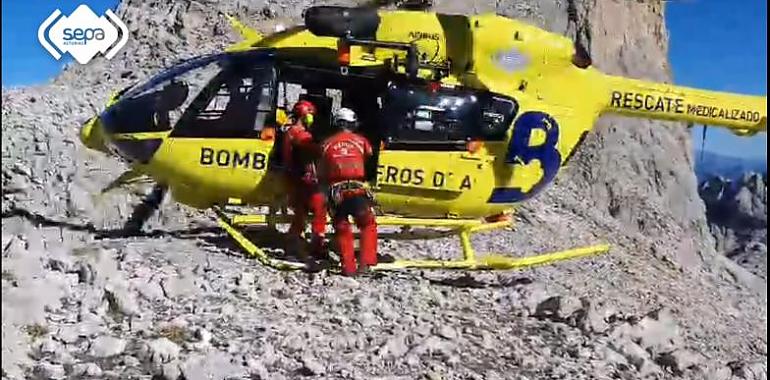 Rescate de una mujer que sufrió una caída en la ruta entre Collada Bonita y CuchaLLón de Villasobrada, en Cabrales.   