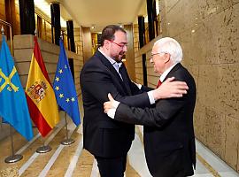 El presidente recibe al padre Ángel, fundador de Mensajeros de la Paz