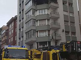 Incendio declarado en un piso en la calle Marcos del Torniello en Avilés en la tarde de ayer