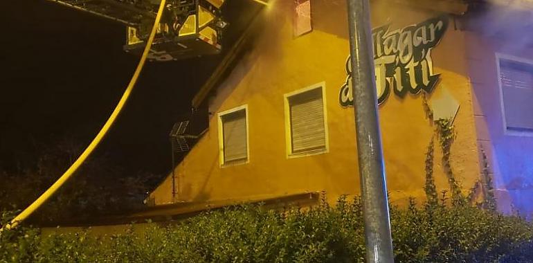 Voraz incendio la pasada noche en Siero