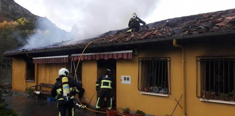 Sofocado un incendio en una casa de Vegarrionda, en Piloña