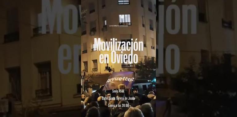 Manifestación masiva en Oviedo frente a la sede socialista con al menos 4.000 participantes