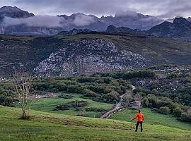 El Gobierno de Asturias invierte 90.000 euros en revitalizar caminos y promover ecoturismo en Onís
