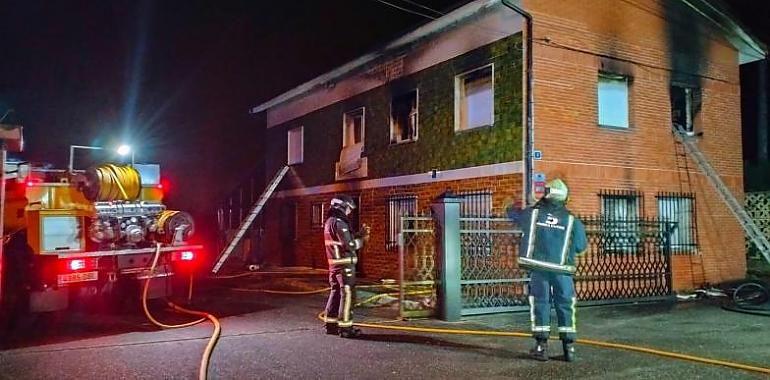 Incendio de madrugada en una chalet de Nava