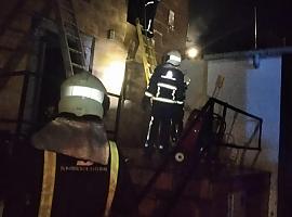 Incendio en Villaviciosa arrasa una vivienda de tres alturas