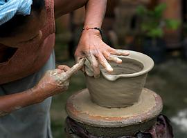 Avilés se llena de barro con talleres gratuitos de cerámica en los Días Europeos de la Artesanía