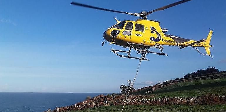 Rescatada en helicóptero una senderista herida en Cangas del Narcea