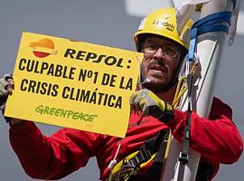 Greenpeace planta cara a Repsol en su Junta General de Accionistas: "¡Sois los principales culpables de la crisis climática!"